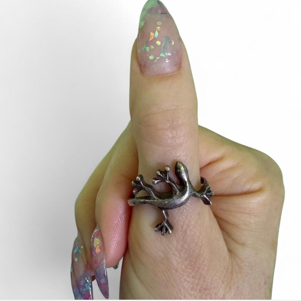 Vintage Sterling silver .925  gecko lizard ring
3.4 gram silver weight